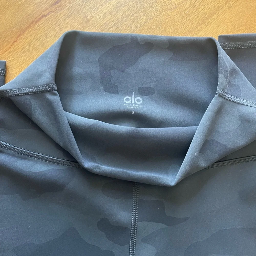 ALO | High Waist Black Camo Legging | Size S - Picture 4 of 5